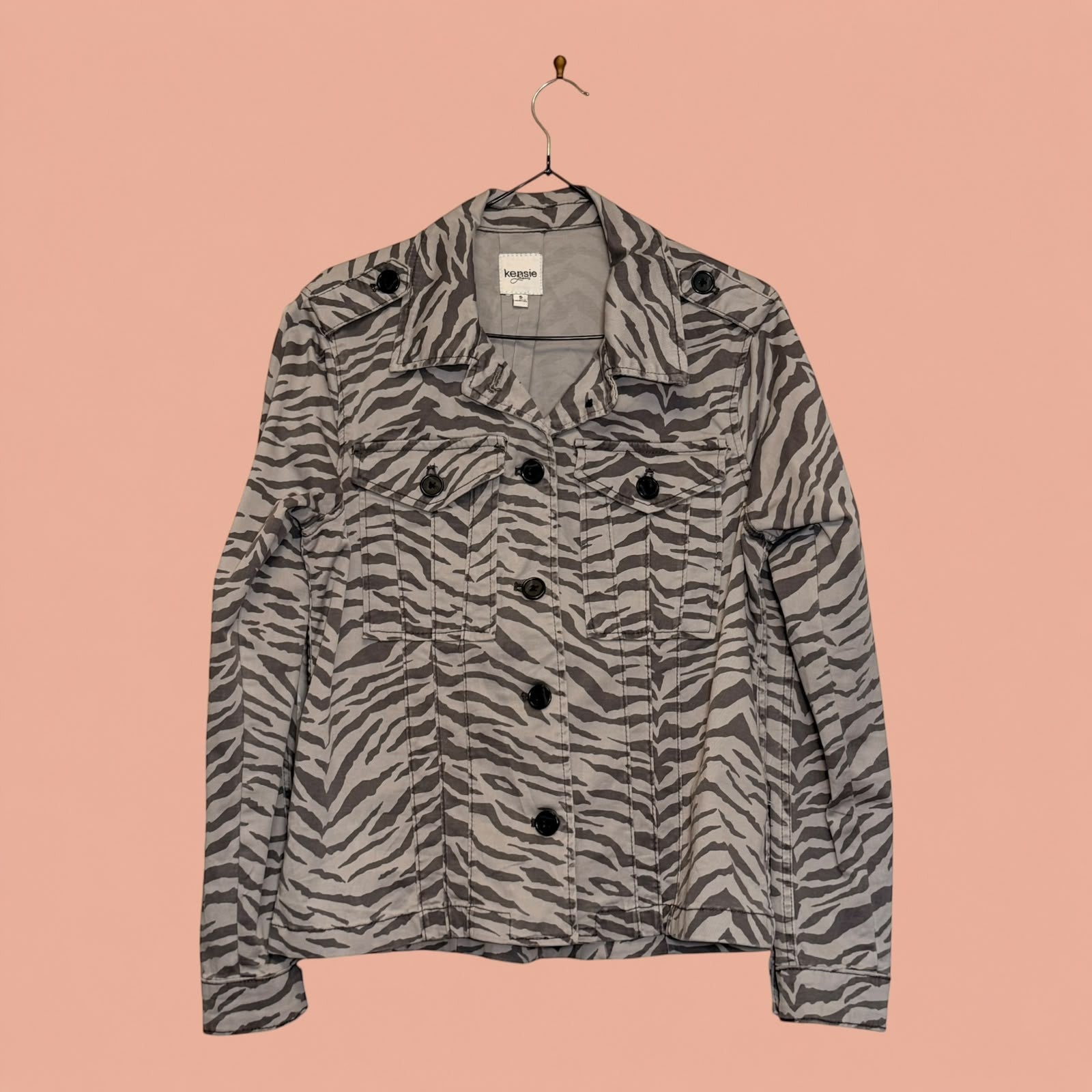 Blazer de segunda mano Tuclosetrenovado.cl con estampado de cebra en tonos gris y blanco, corte entallado y botones