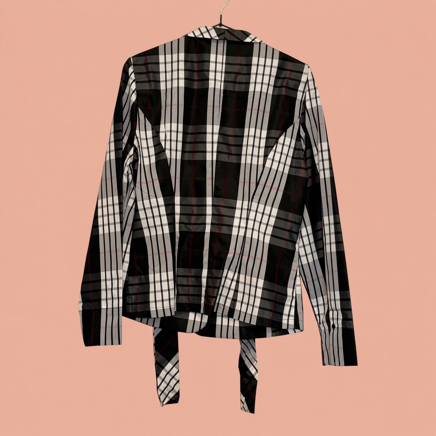 Blazer de segunda mano Tuclosetrenovado.cl con estampado de cuadros en blanco, negro y rojo y detalle de lazo