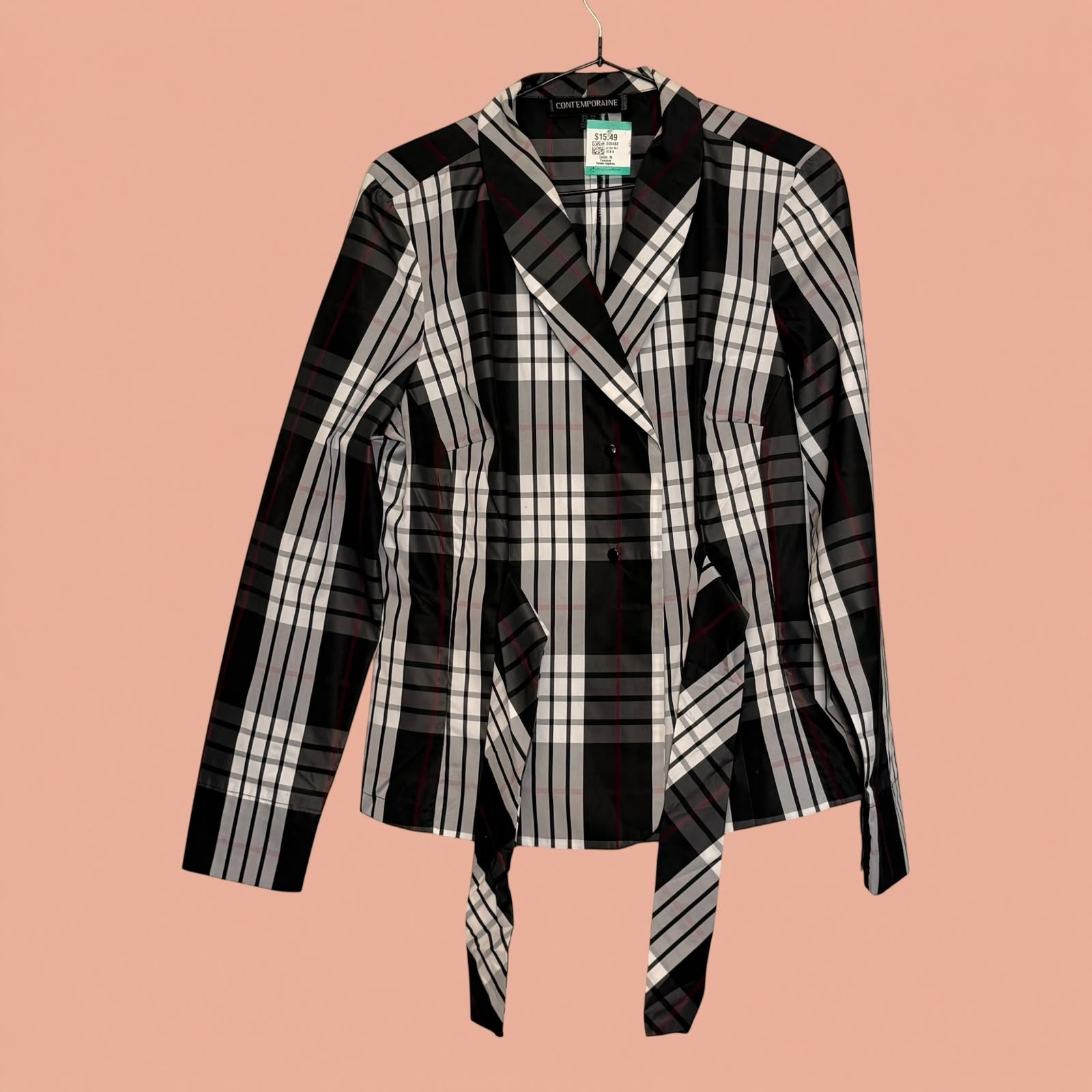 Blazer de segunda mano Tuclosetrenovado.cl con estampado de cuadros en blanco, negro y gris y cierre de lazo frontal
