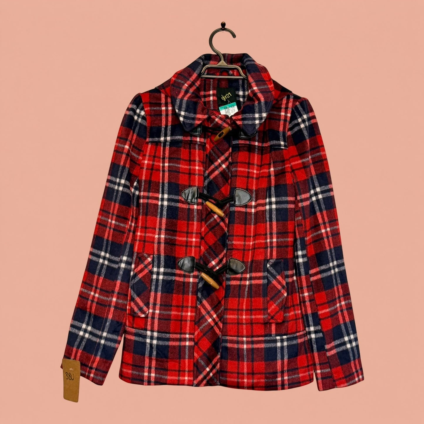 Blazer de segunda mano Tuclosetrenovado.cl con estampado de cuadros rojos y azul marino y cierres de trenca