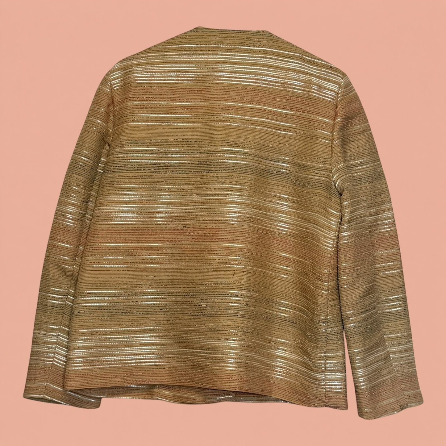 Vista trasera de blazer Tuclosetrenovado.cl de segunda mano en tonos dorados con textura de rayas horizontales