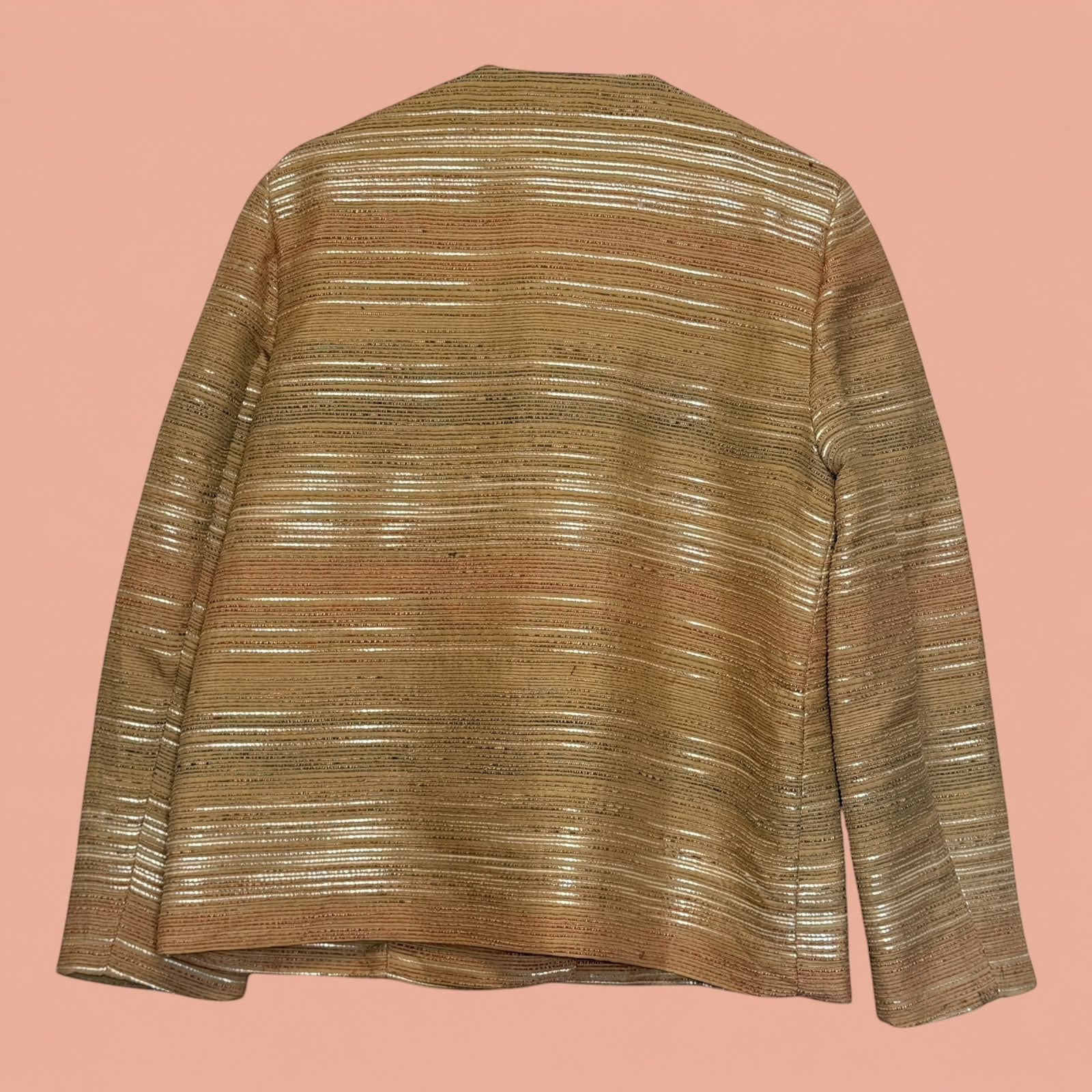 Vista trasera de blazer Tuclosetrenovado.cl de segunda mano en tonos dorados con textura de rayas horizontales