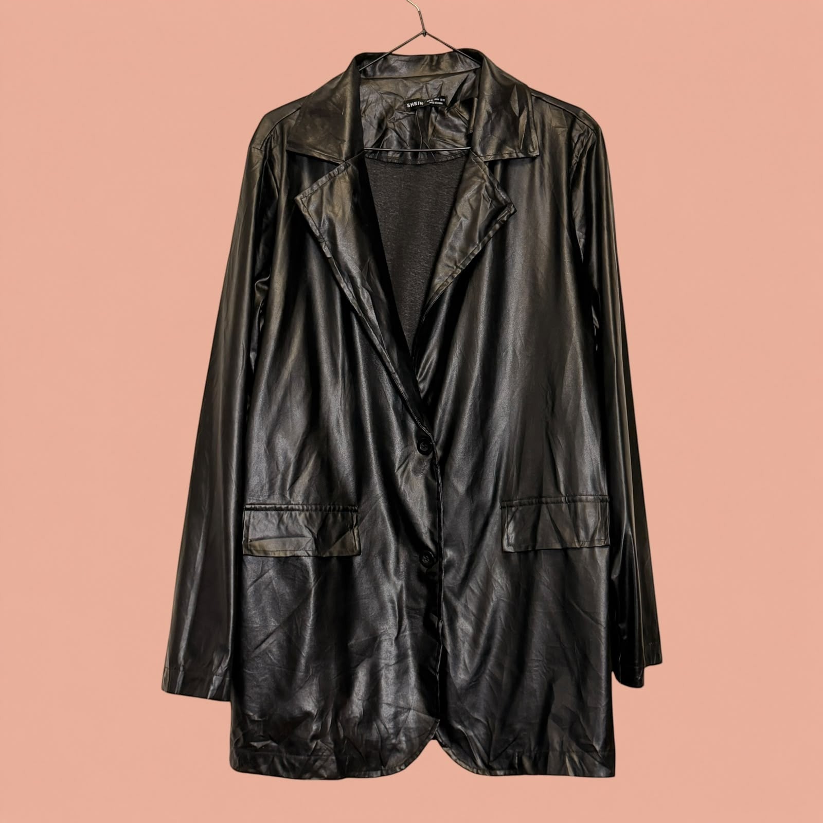 Blazer de eco cuero negro de segunda mano de Tuclosetrenovado.cl con solapas clásicas y cierre de botones