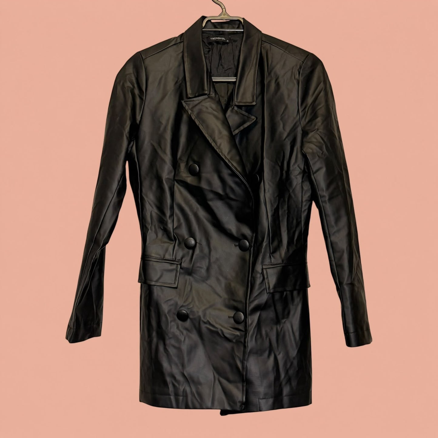 Chaqueta blazer de eco cuero negro con doble botonadura de Tuclosetrenovado.cl, estilo elegante y moderno.