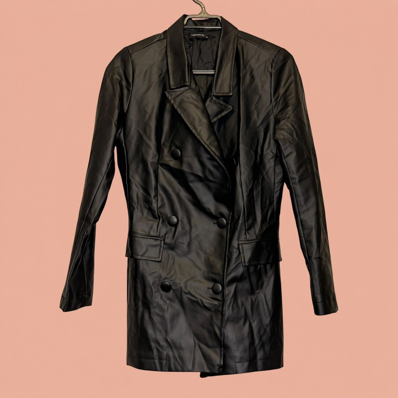 Chaqueta blazer de eco cuero negro con doble botonadura de Tuclosetrenovado.cl, estilo elegante y moderno.