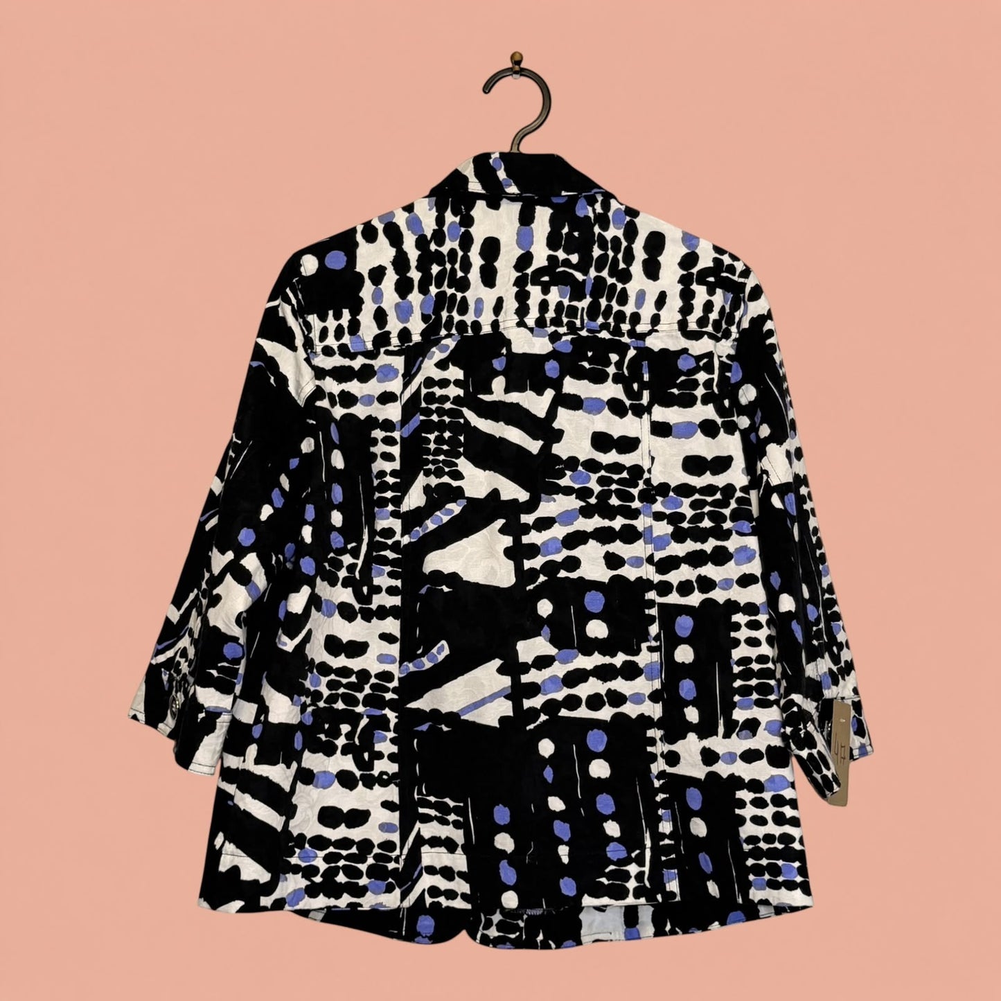 Blazer de segunda mano Tuclosetrenovado.cl con estampado abstracto en blanco, negro y azul, vista trasera