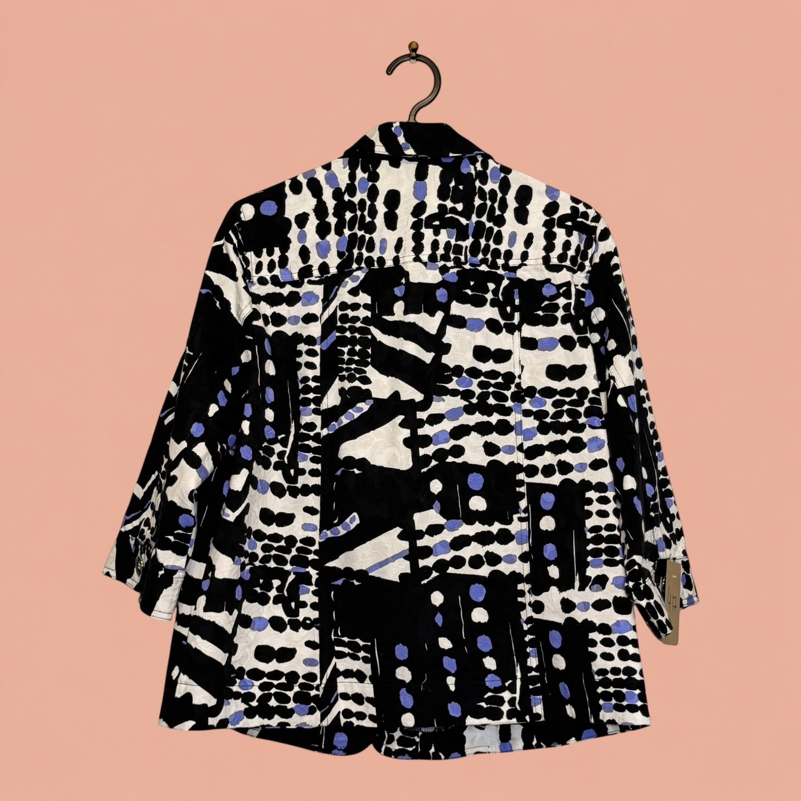 Blazer de segunda mano Tuclosetrenovado.cl con estampado abstracto en blanco, negro y azul, vista trasera