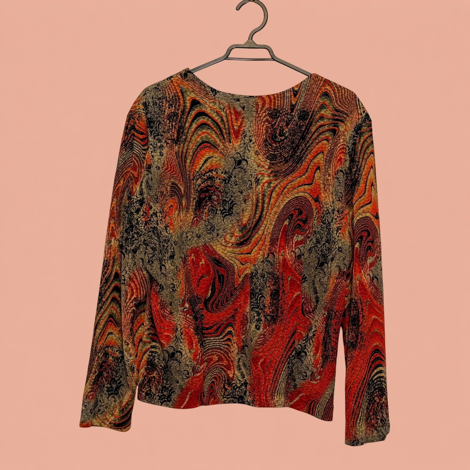 Blazer de segunda mano Tuclosetrenovado.cl con estampado abstracto en tonos naranja, negro y dorado