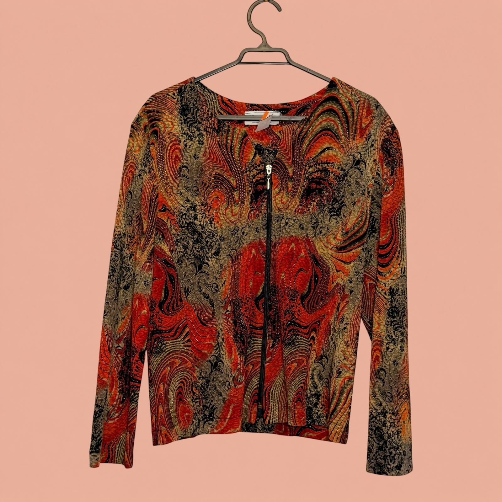 Blazer de segunda mano Tuclosetrenovado.cl con estampado abstracto en tonos naranja, negro y dorado y cierre frontal