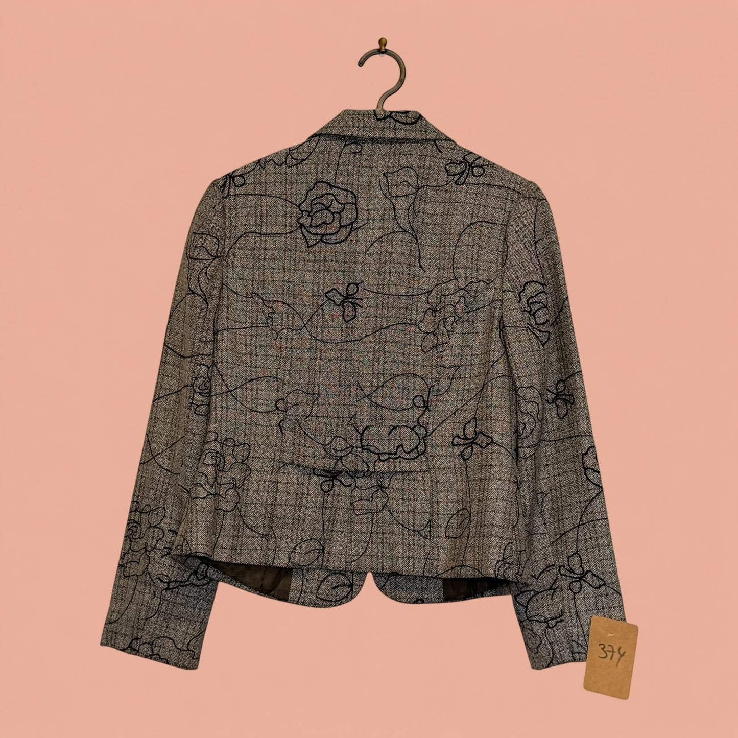 Blazer de segunda mano Tuclosetrenovado.cl con estampado floral negro sobre fondo gris a cuadros