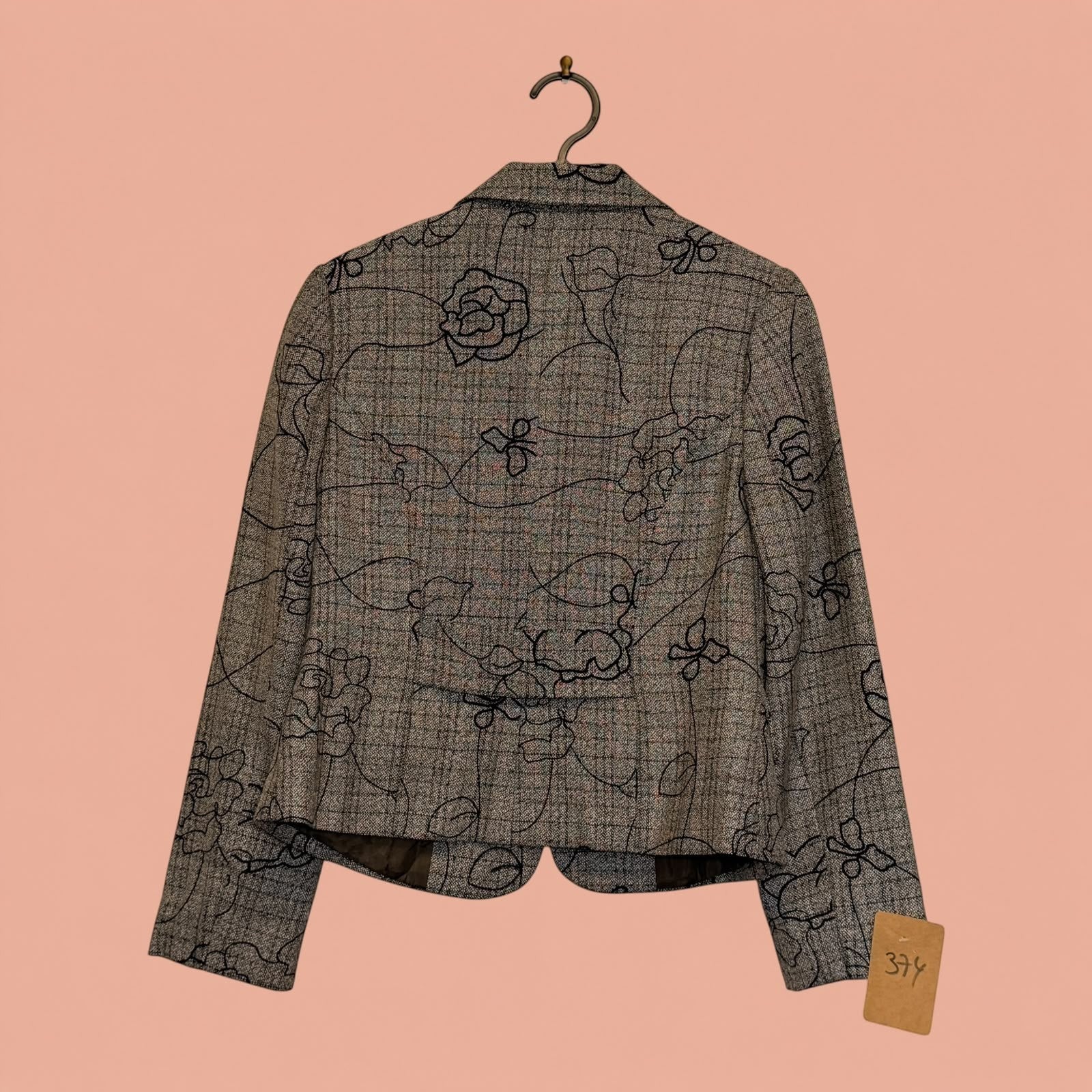 Blazer de segunda mano Tuclosetrenovado.cl con estampado floral negro sobre fondo gris a cuadros