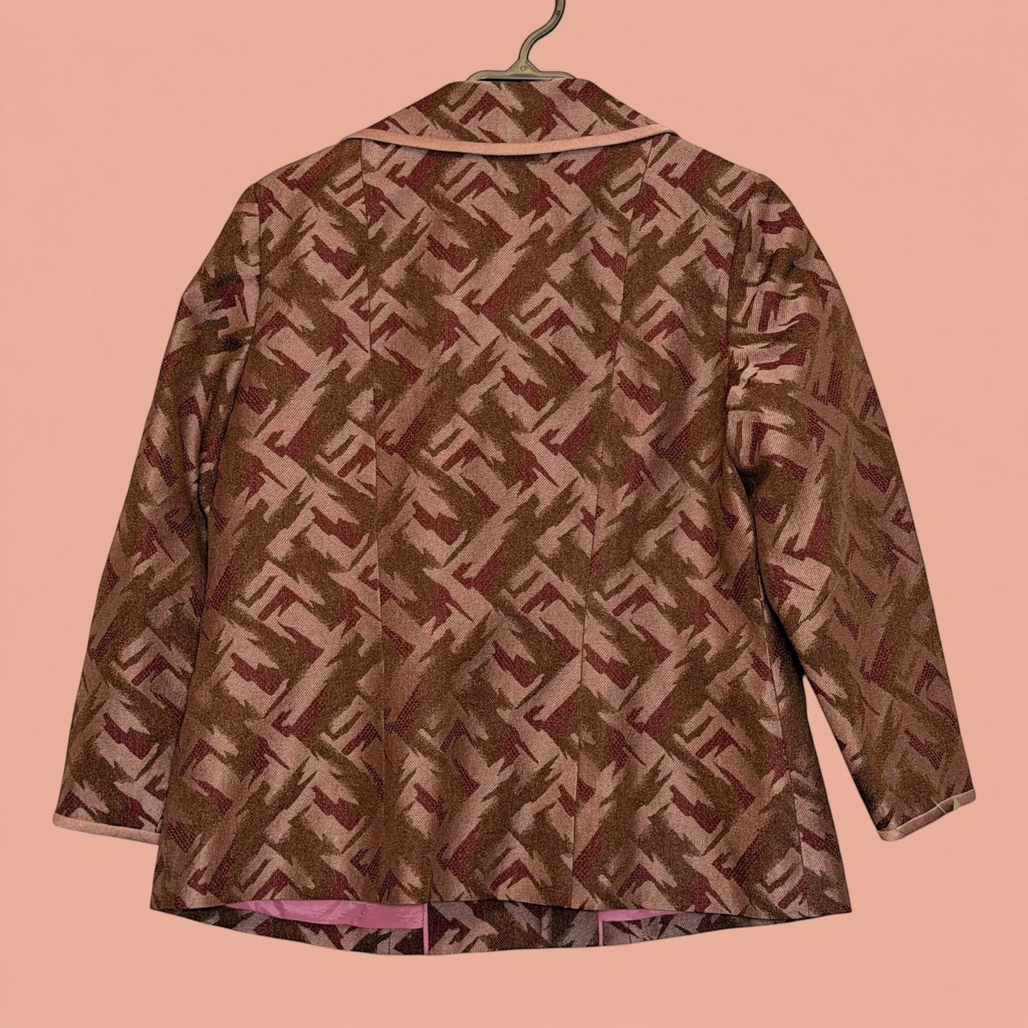 Vista trasera de blazer de segunda mano Tuclosetrenovado.cl con estampado geométrico en tonos marrón y rosa