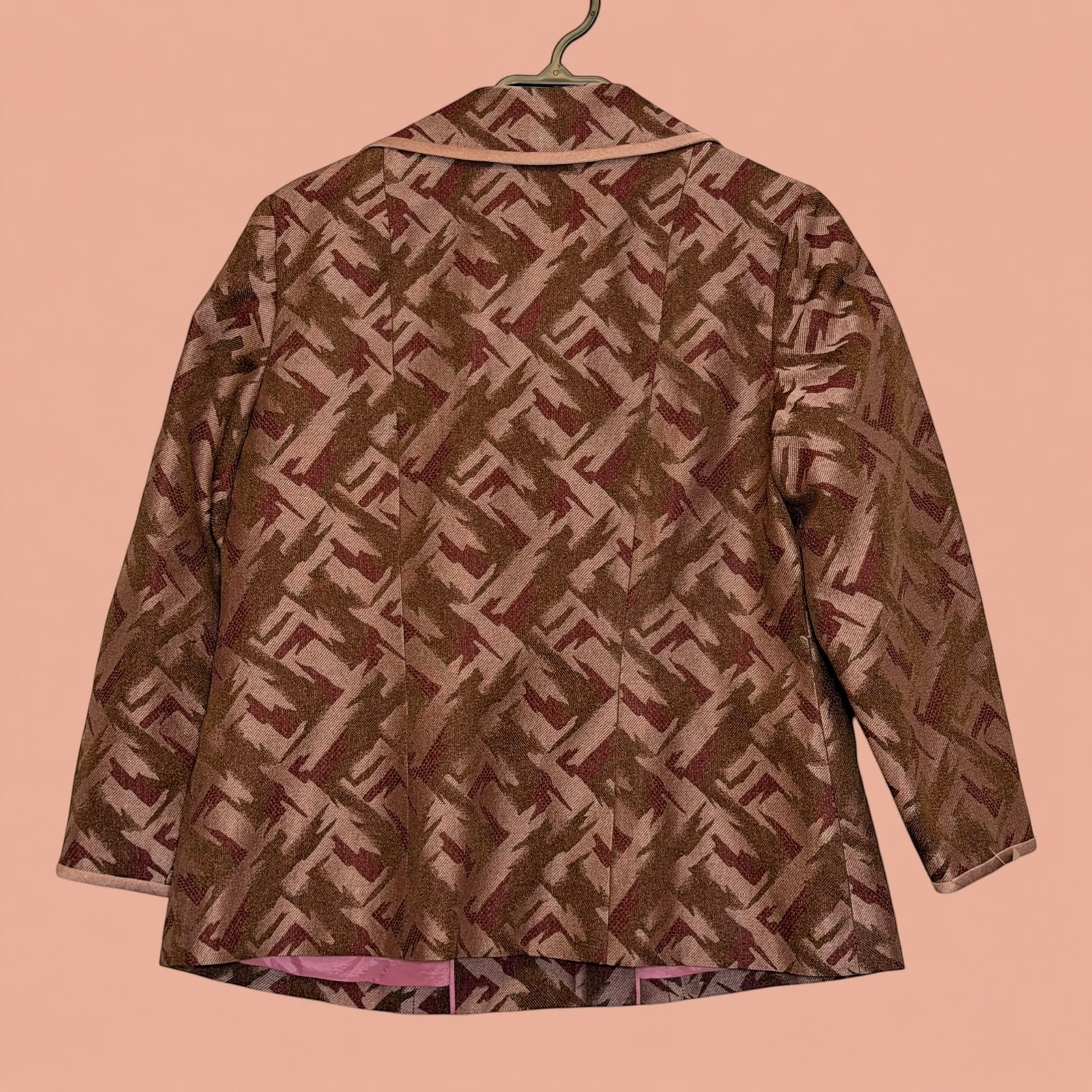 Vista trasera de blazer de segunda mano Tuclosetrenovado.cl con estampado geométrico en tonos marrón y rosa