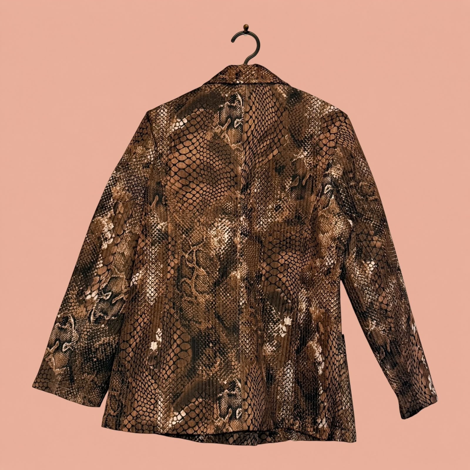 Blazer de segunda mano Tuclosetrenovado.cl con estampado de piel de serpiente en tonos marrones y negros