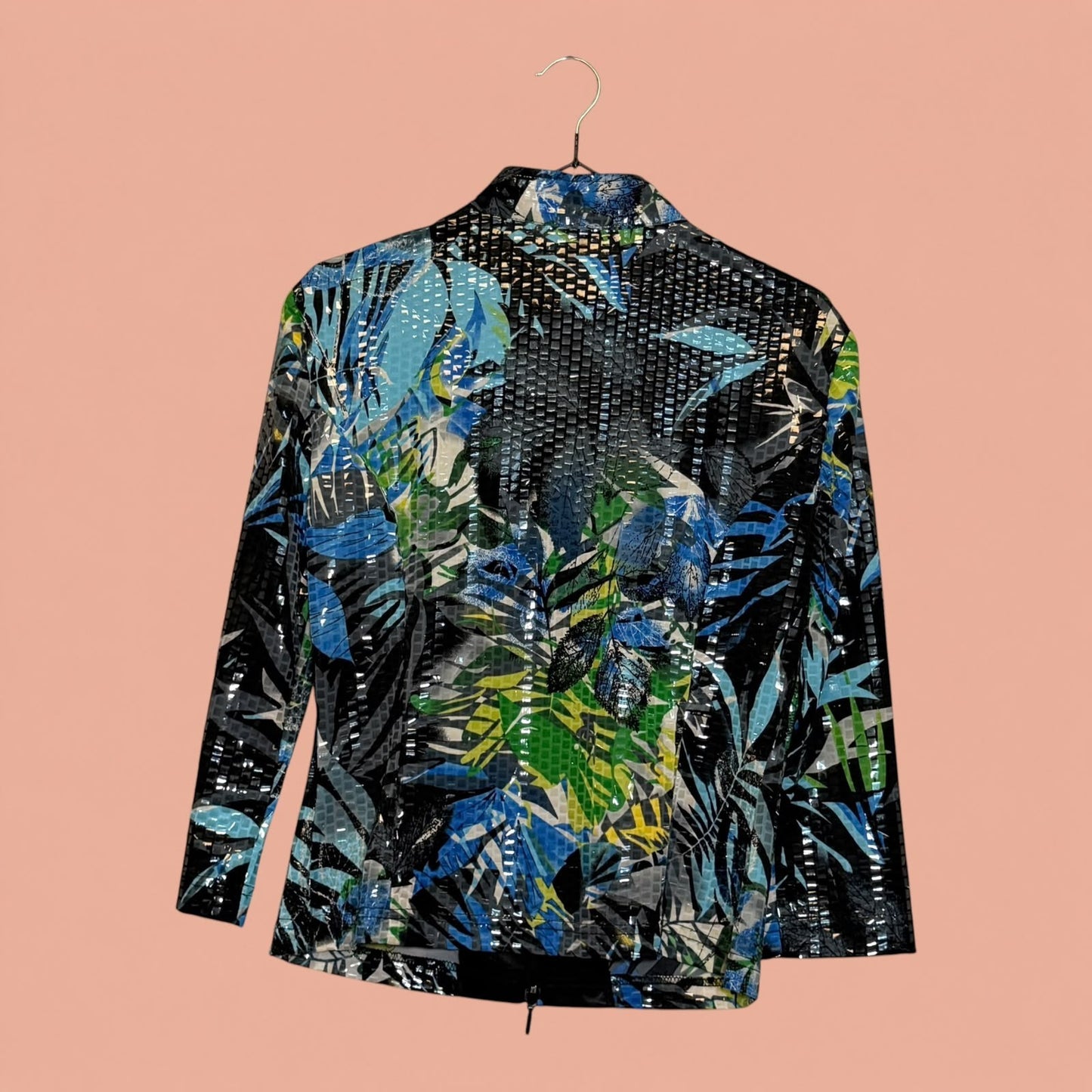 Blazer de segunda mano Tuclosetrenovado.cl con estampado tropical de hojas en tonos azules, verdes y negros