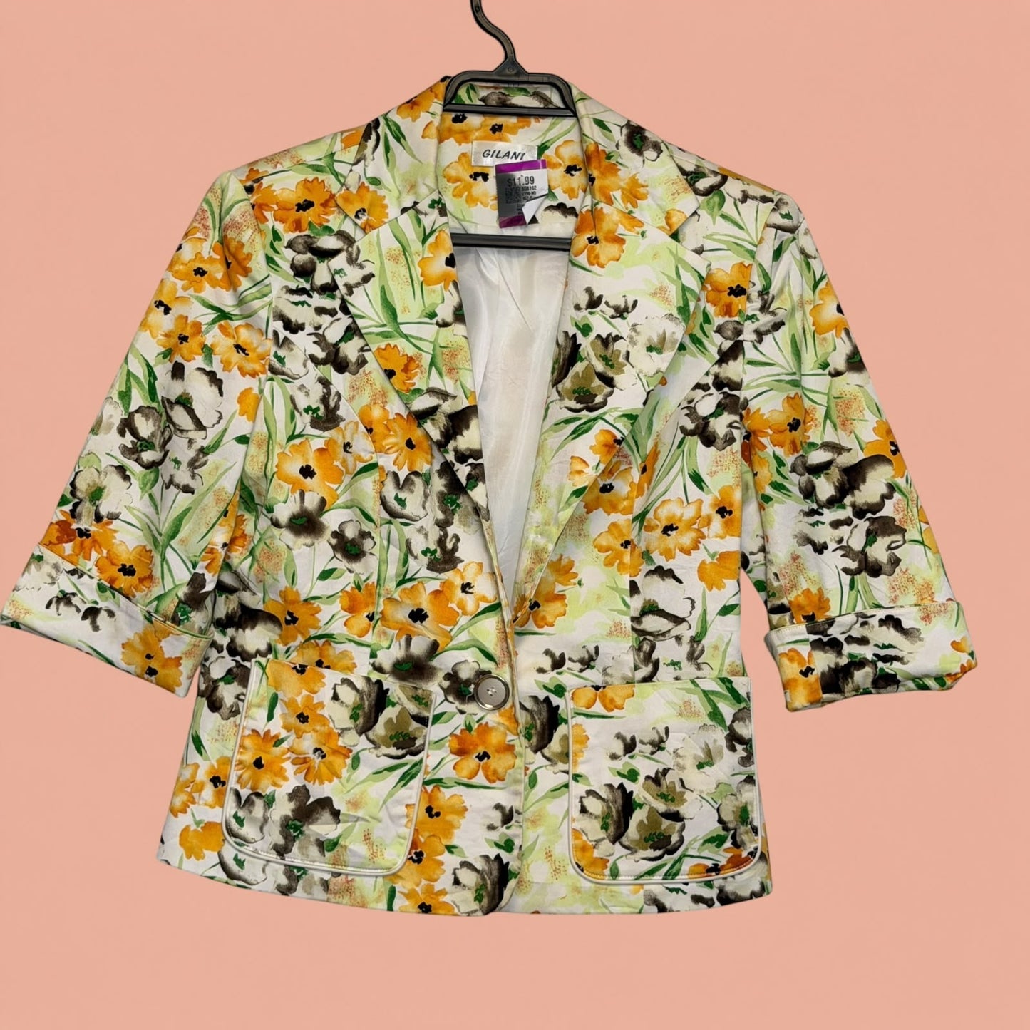 Blazer Tuclosetrenovado.cl de segunda mano con estampado floral en tonos amarillos, verdes y blancos, manga tres cuartos