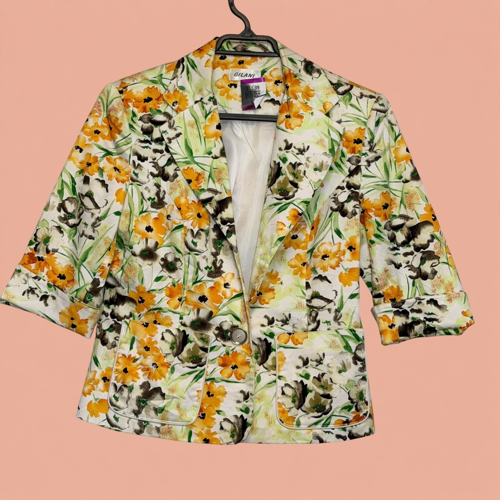 Blazer Tuclosetrenovado.cl de segunda mano con estampado floral en tonos amarillos, verdes y blancos, manga tres cuartos