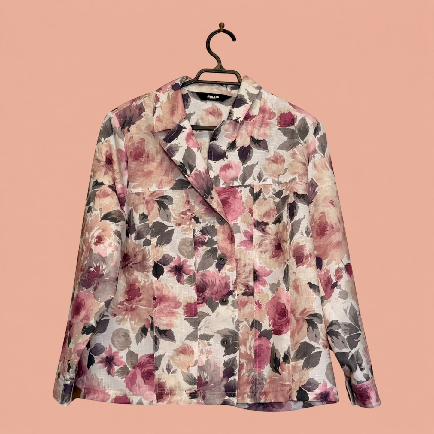 Blazer de segunda mano Tuclosetrenovado.cl con estampado floral en tonos rosa y gris sobre fondo claro