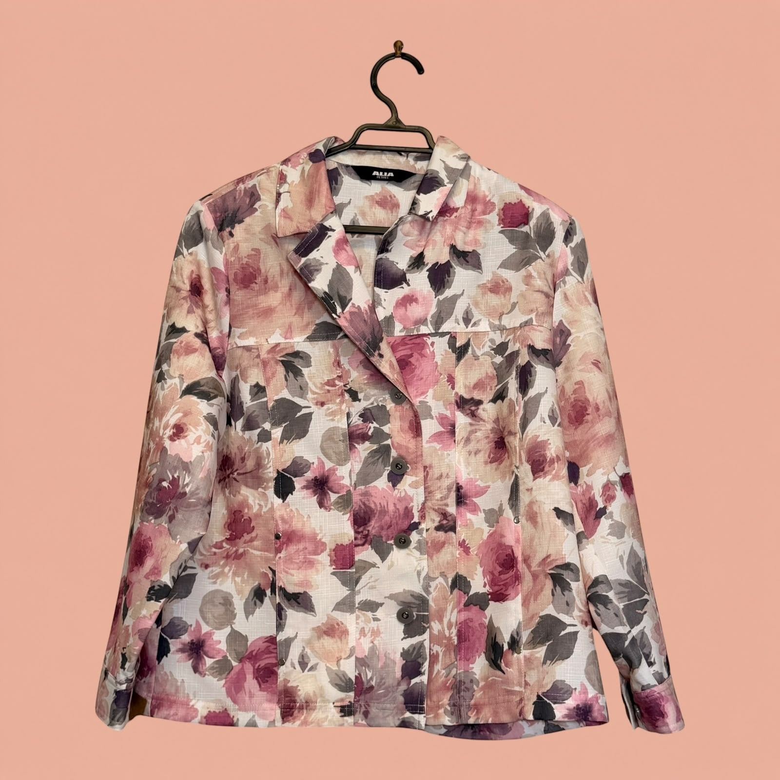 Blazer de segunda mano Tuclosetrenovado.cl con estampado floral en tonos rosa y gris sobre fondo claro