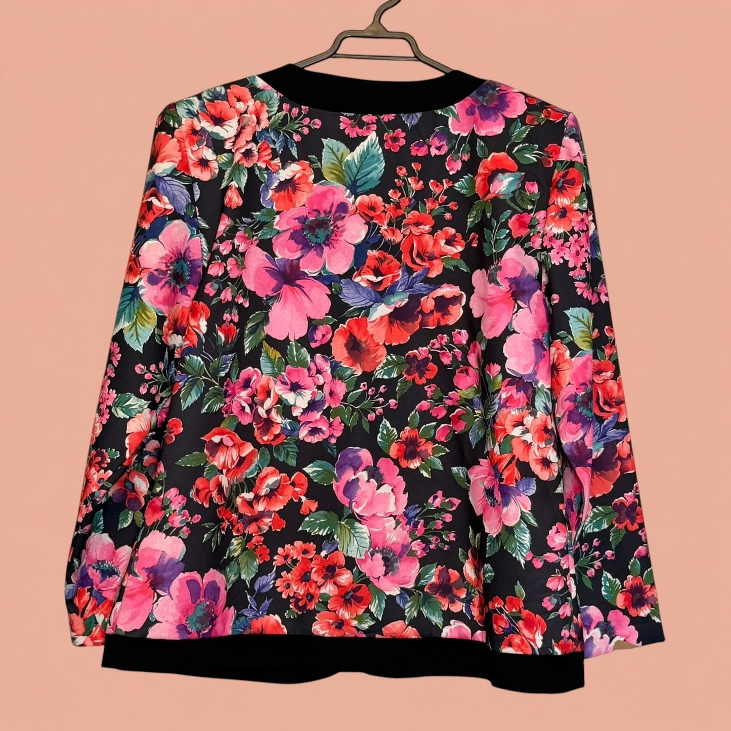 Blazer de segunda mano Tuclosetrenovado.cl con estampado floral vibrante en tonos rosa y rojo sobre fondo negro