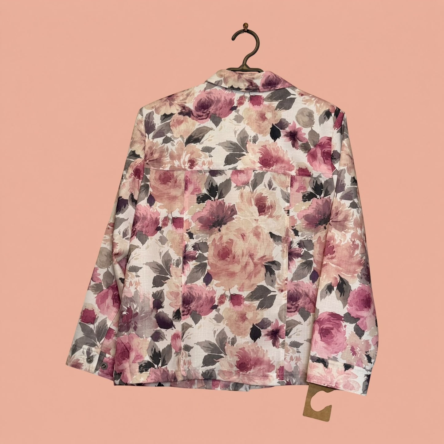 Blazer de segunda mano Tuclosetrenovado.cl con estampado floral en tonos rosa y gris sobre fondo melocotón