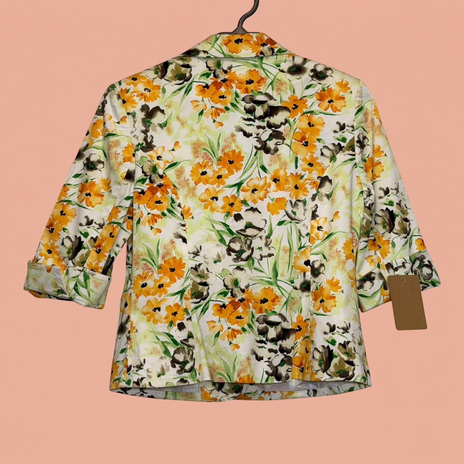 Blazer de segunda mano Tuclosetrenovado.cl con estampado floral en tonos naranjas y verdes sobre fondo crema