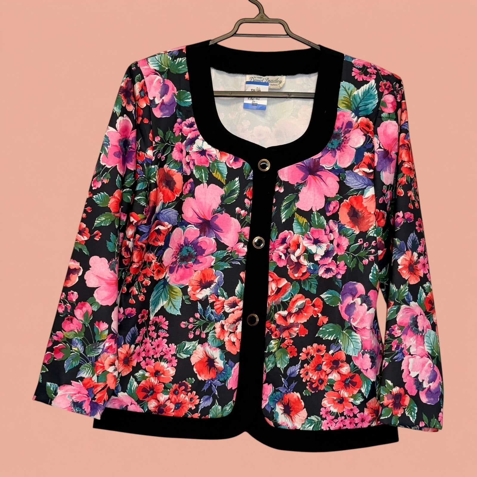 Blazer de segunda mano Tuclosetrenovado.cl con estampado floral colorido y ribetes negros en cuello y botones