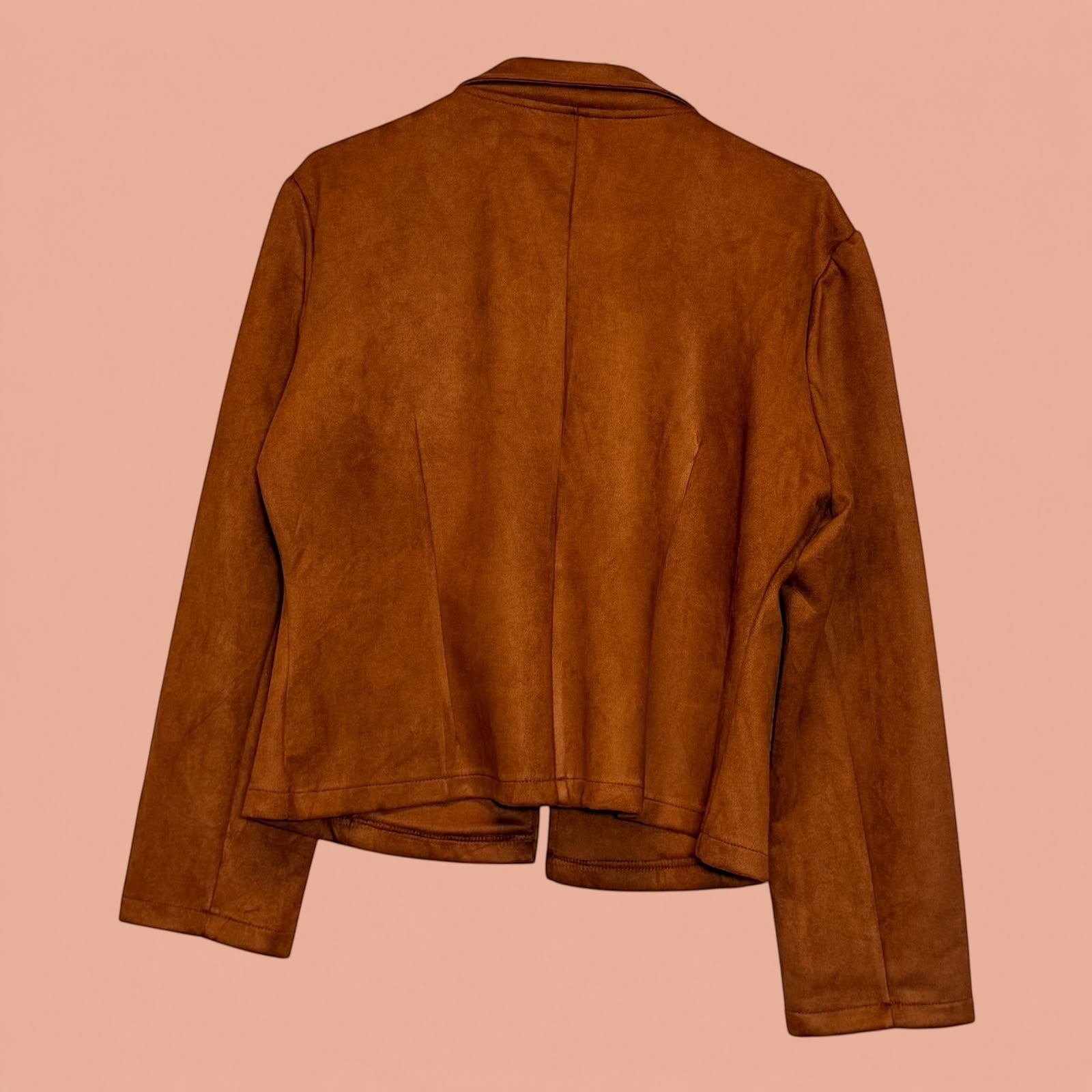 Blazer de segunda mano color café con textura de gamuza de Tuclosetrenovado.cl, vista trasera