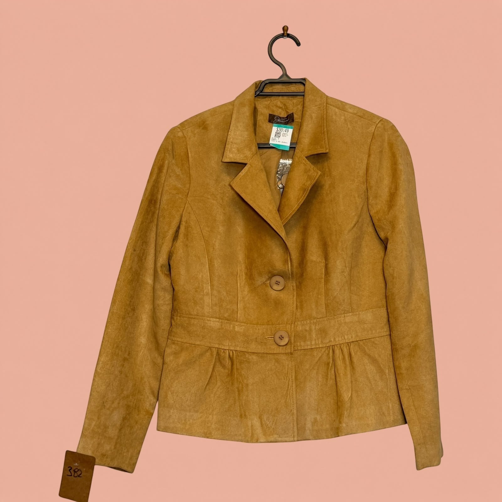 Blazer de gamuza color camel de segunda mano de Tuclosetrenovado.cl con cierre de dos botones y detalle de costura