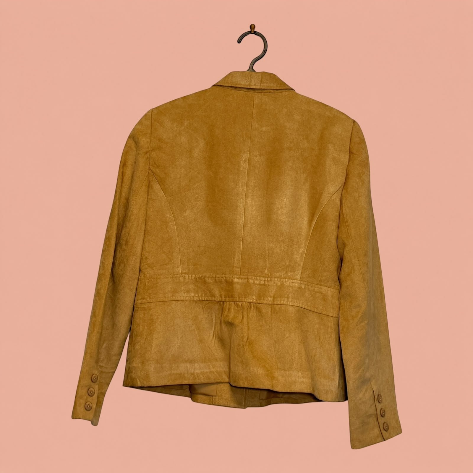 Blazer de gamuza color mostaza de Tuclosetrenovado.cl, vista trasera con detalle de costuras y botones en puños