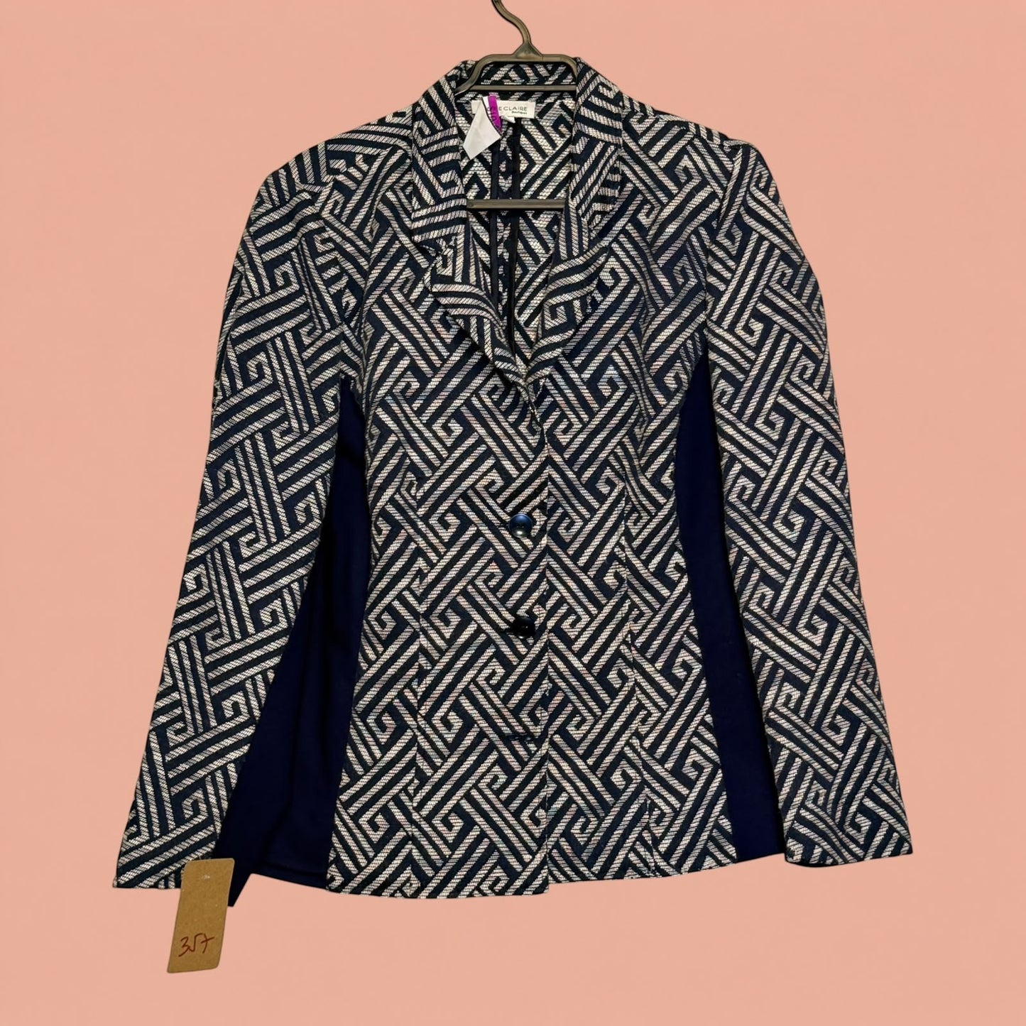 Blazer de segunda mano Tuclosetrenovado.cl con estampado geométrico en blanco y azul marino y cierre de botones
