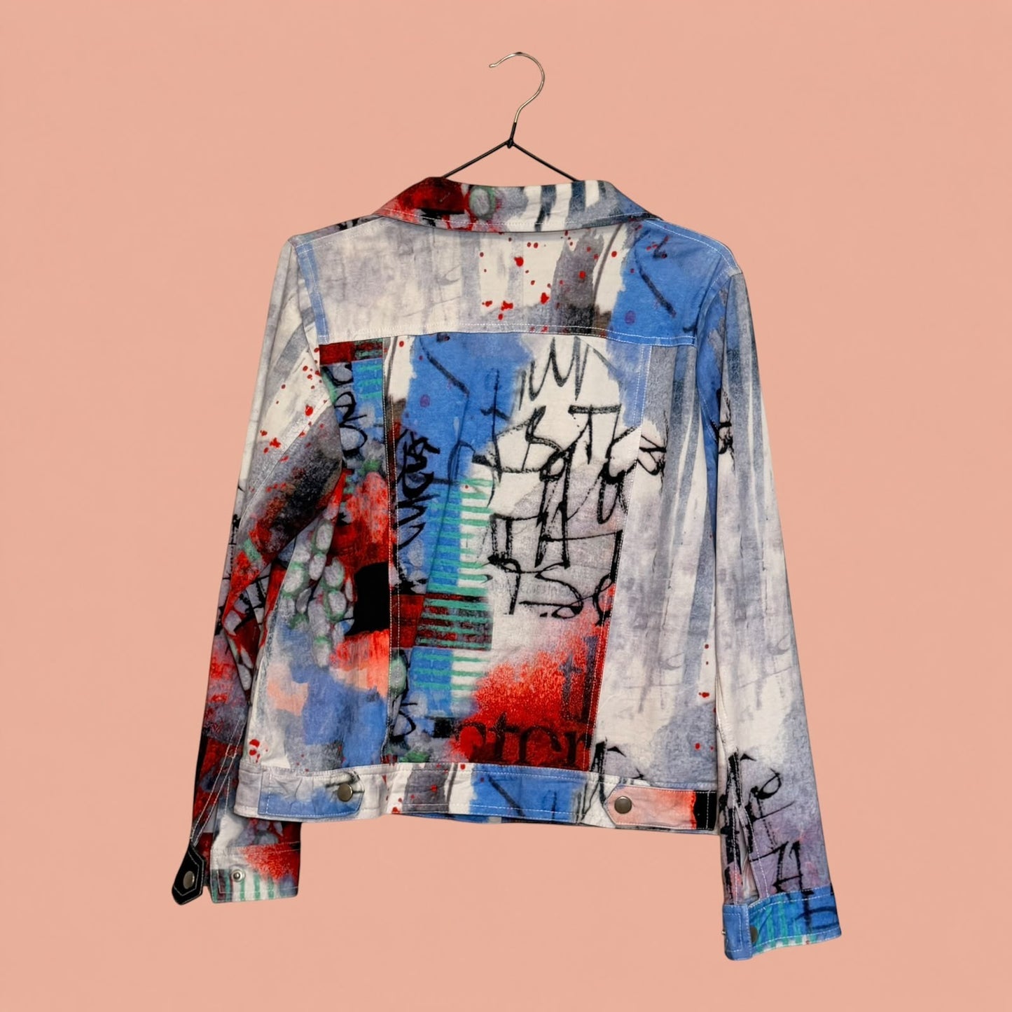 Chaqueta tipo blazer de segunda mano Tuclosetrenovado.cl con estampado artístico de graffiti en azul, rojo y blanco