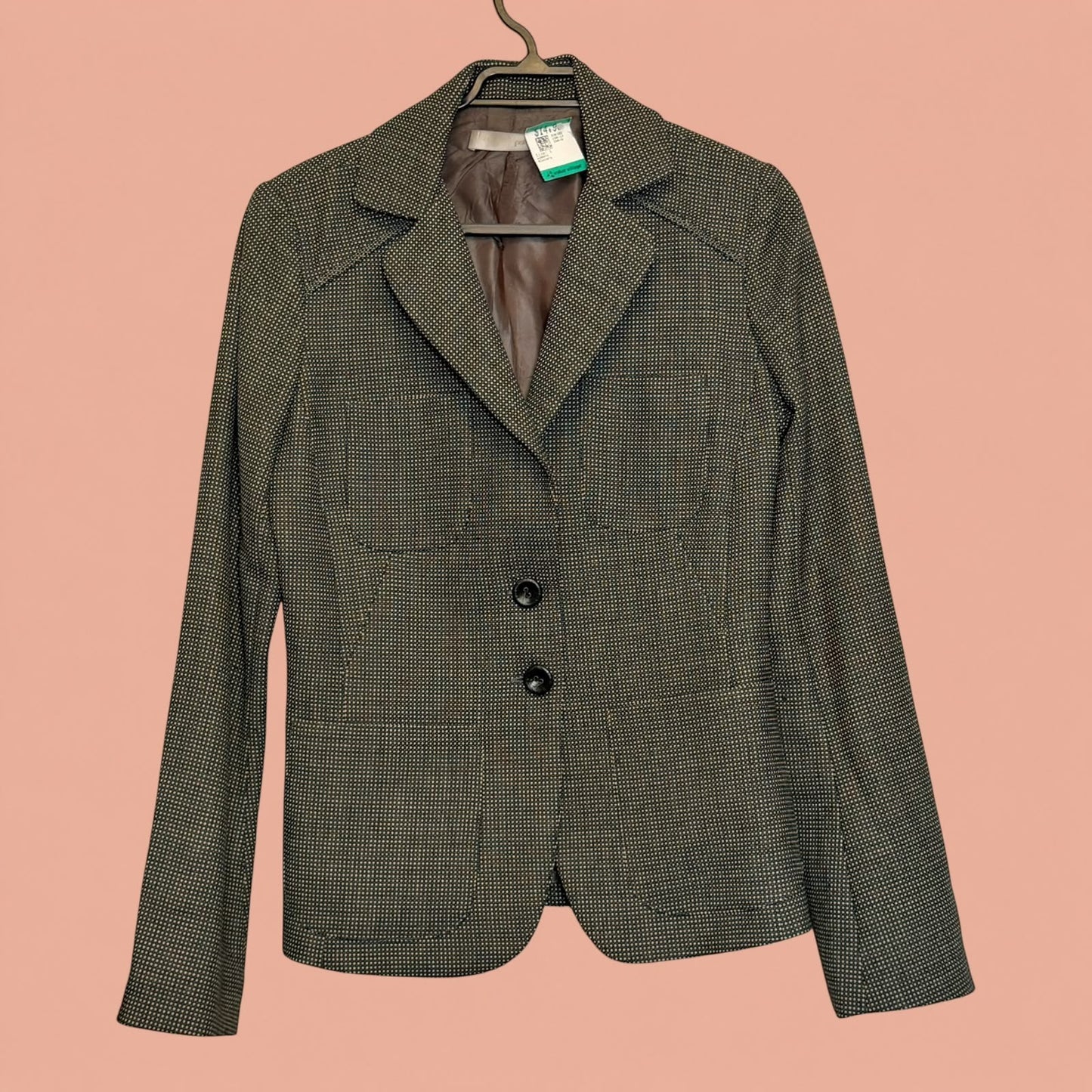 Blazer Tuclosetrenovado.cl de segunda mano en color gris con estampado de puntos pequeños y cierre de dos botones