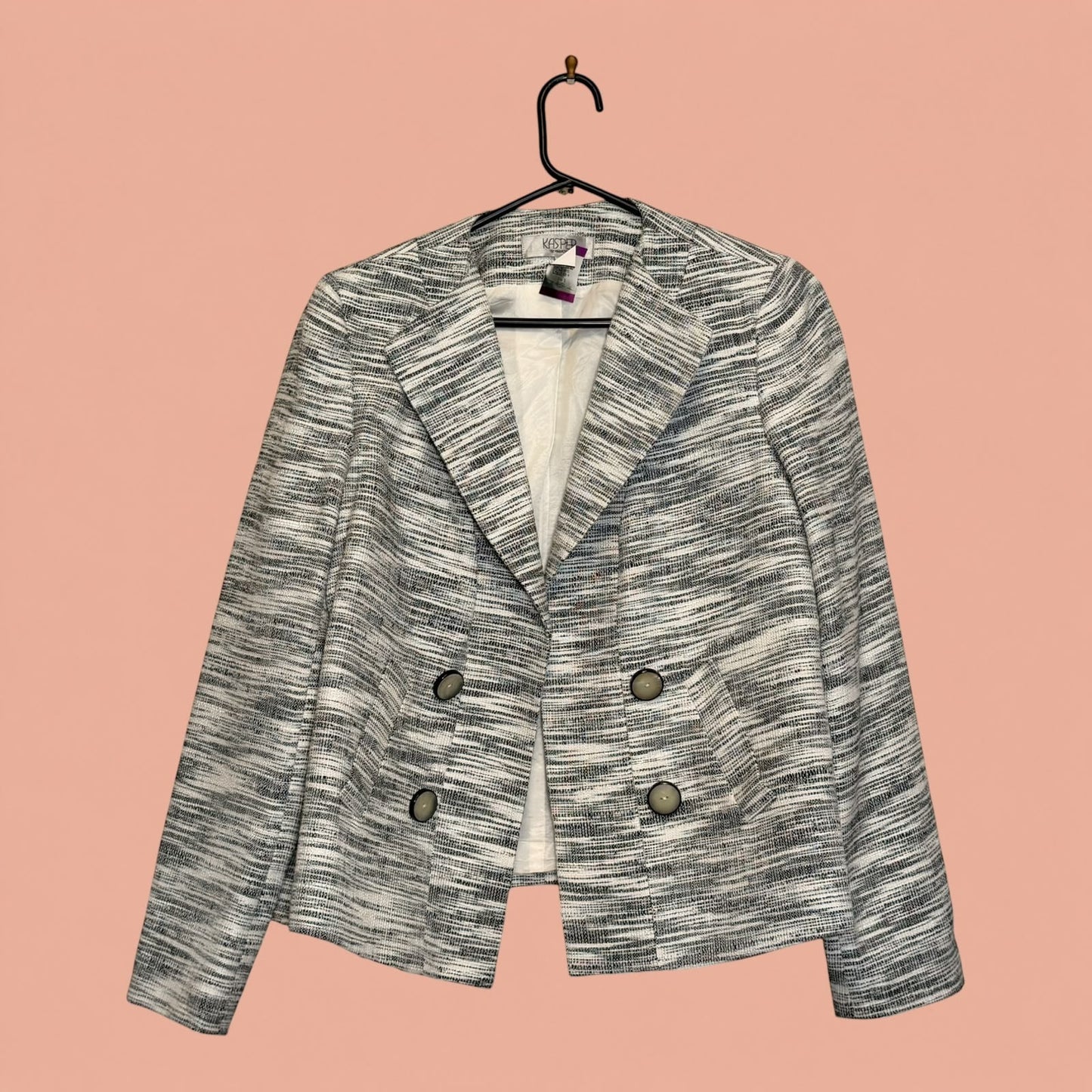 Blazer de segunda mano Tuclosetrenovado.cl con estampado jaspeado en blanco y negro y cierre de doble botonadura
