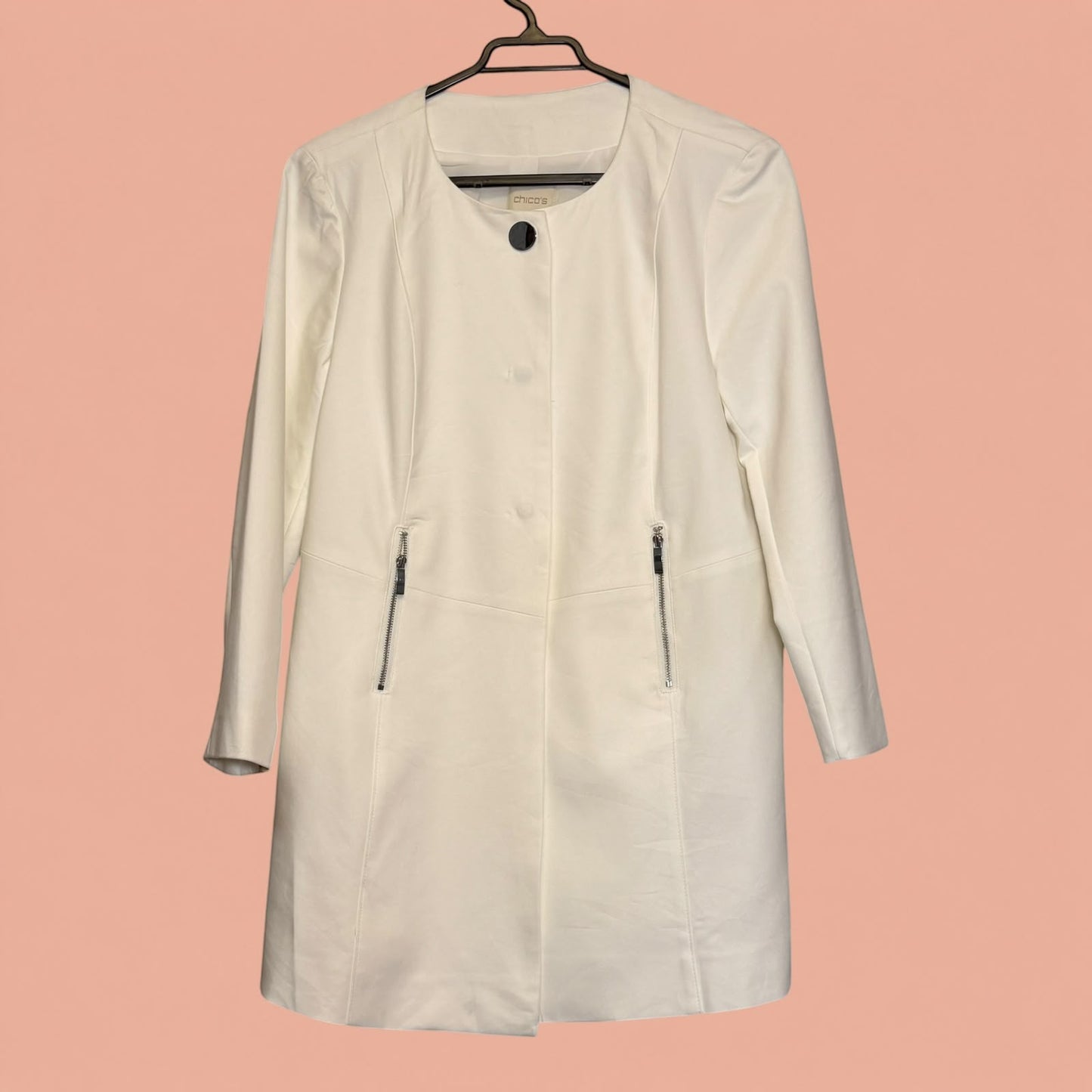Blazer largo color crema de Tuclosetrenovado.cl con cierre frontal, cuello redondo y bolsillos con cremallera