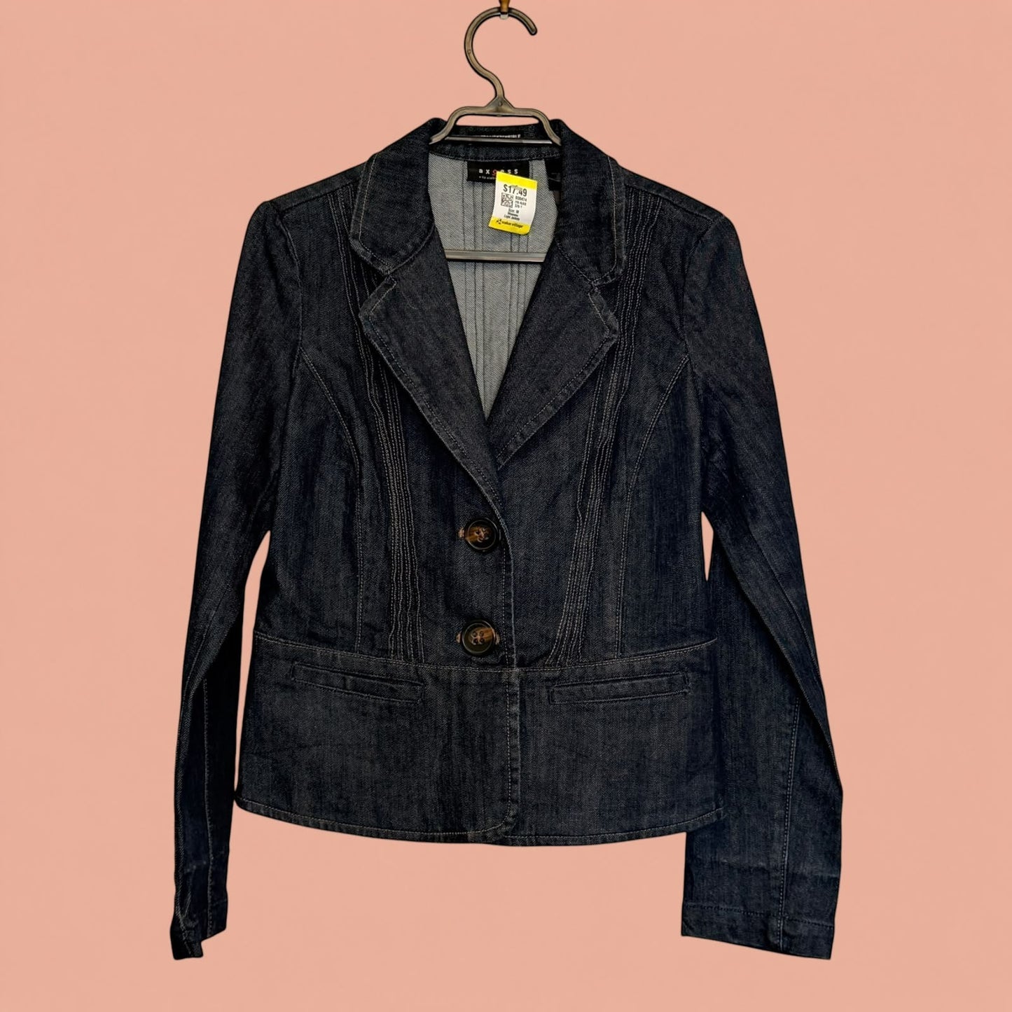 Blazer de mezclilla azul oscuro de Tuclosetrenovado.cl con cierre de dos botones y costuras decorativas frontales