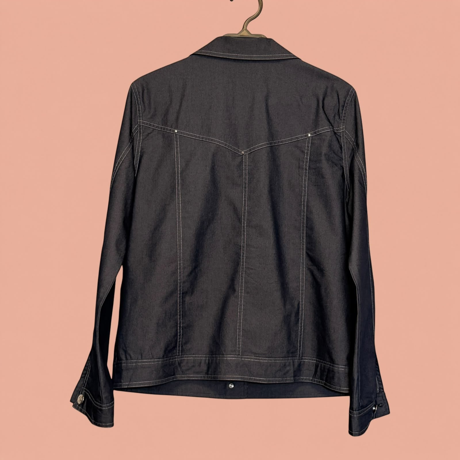 Blazer Tuclosetrenovado.cl de mezclilla oscura con costuras blancas visibles en la espalda, estilo casual