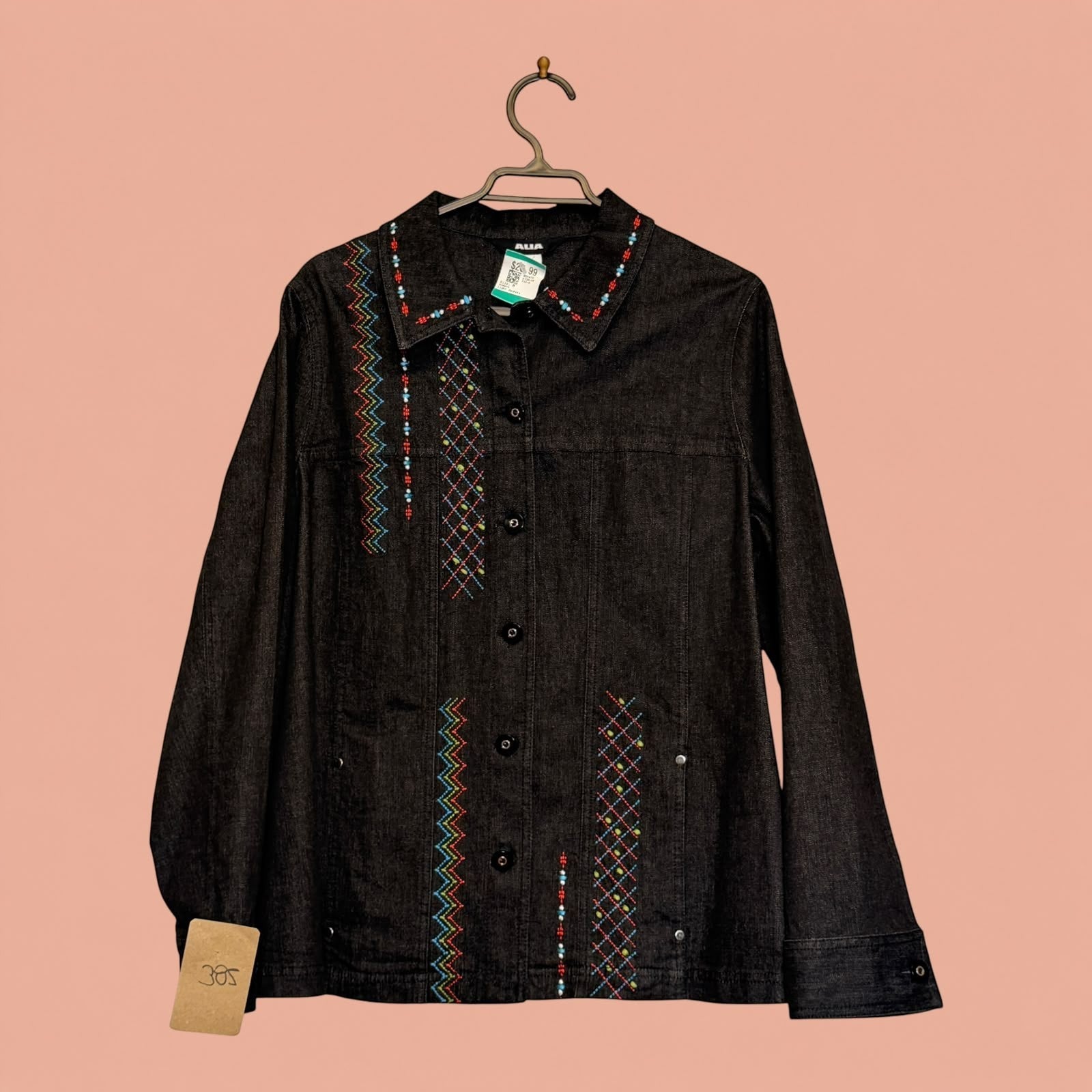 Blazer Tuclosetrenovado.cl de mezclilla negra con bordados coloridos en zigzag y líneas verticales
