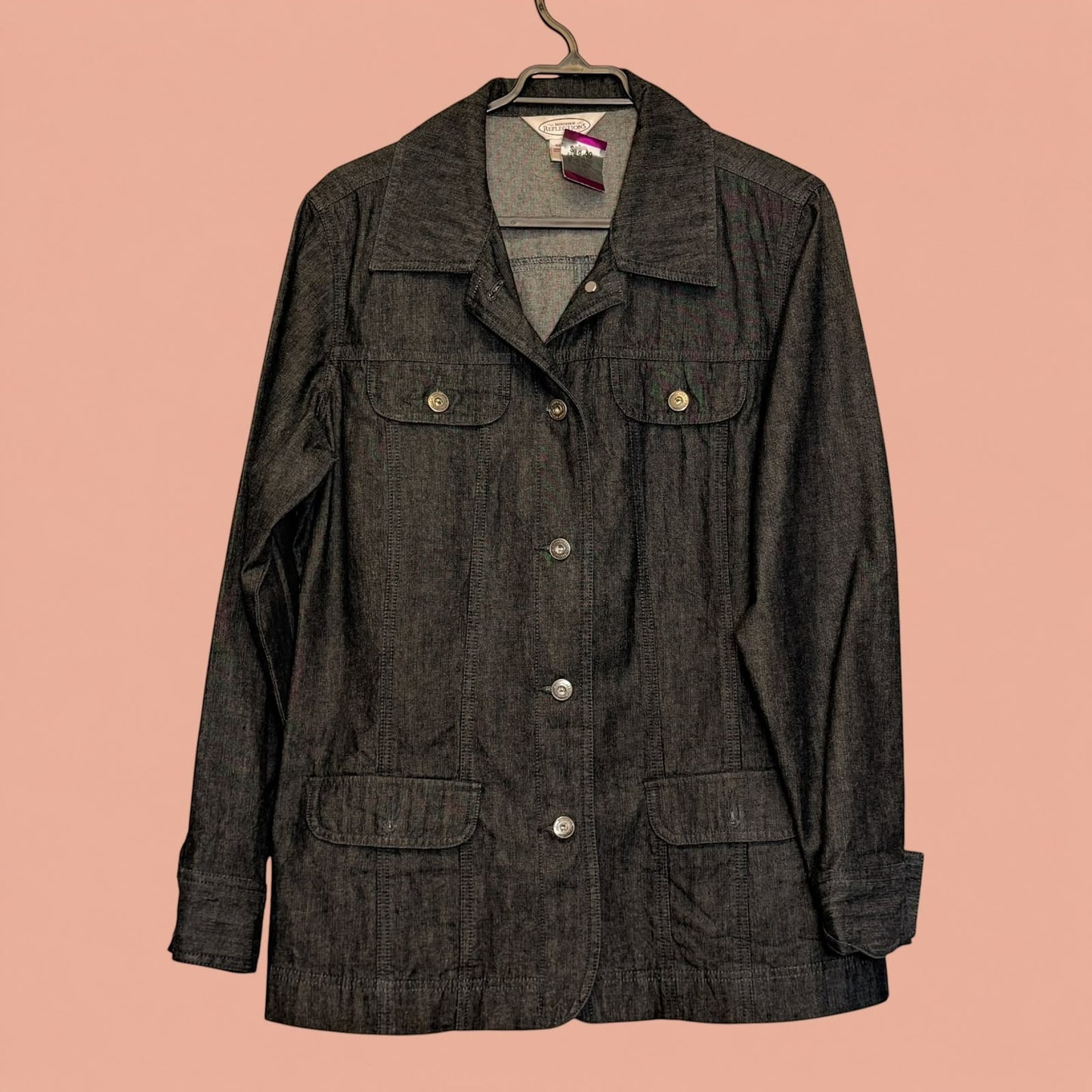 Blazer de mezclilla oscuro de segunda mano de Tuclosetrenovado.cl con botones metálicos y bolsillos frontales