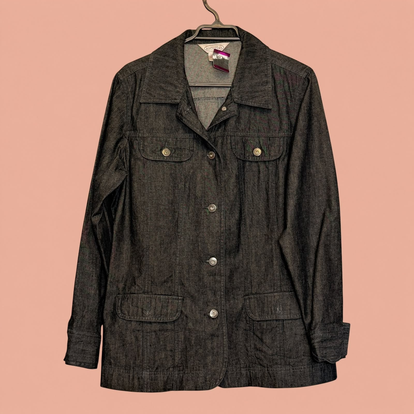 Blazer de mezclilla oscuro de segunda mano de Tuclosetrenovado.cl con botones metálicos y bolsillos frontales