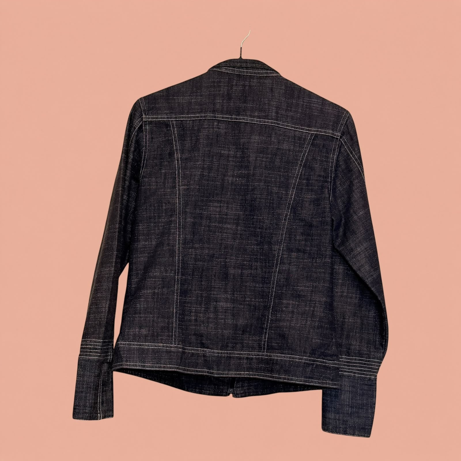 Vista trasera de blazer de mezclilla oscuro con costuras blancas visibles de Tuclosetrenovado.cl
