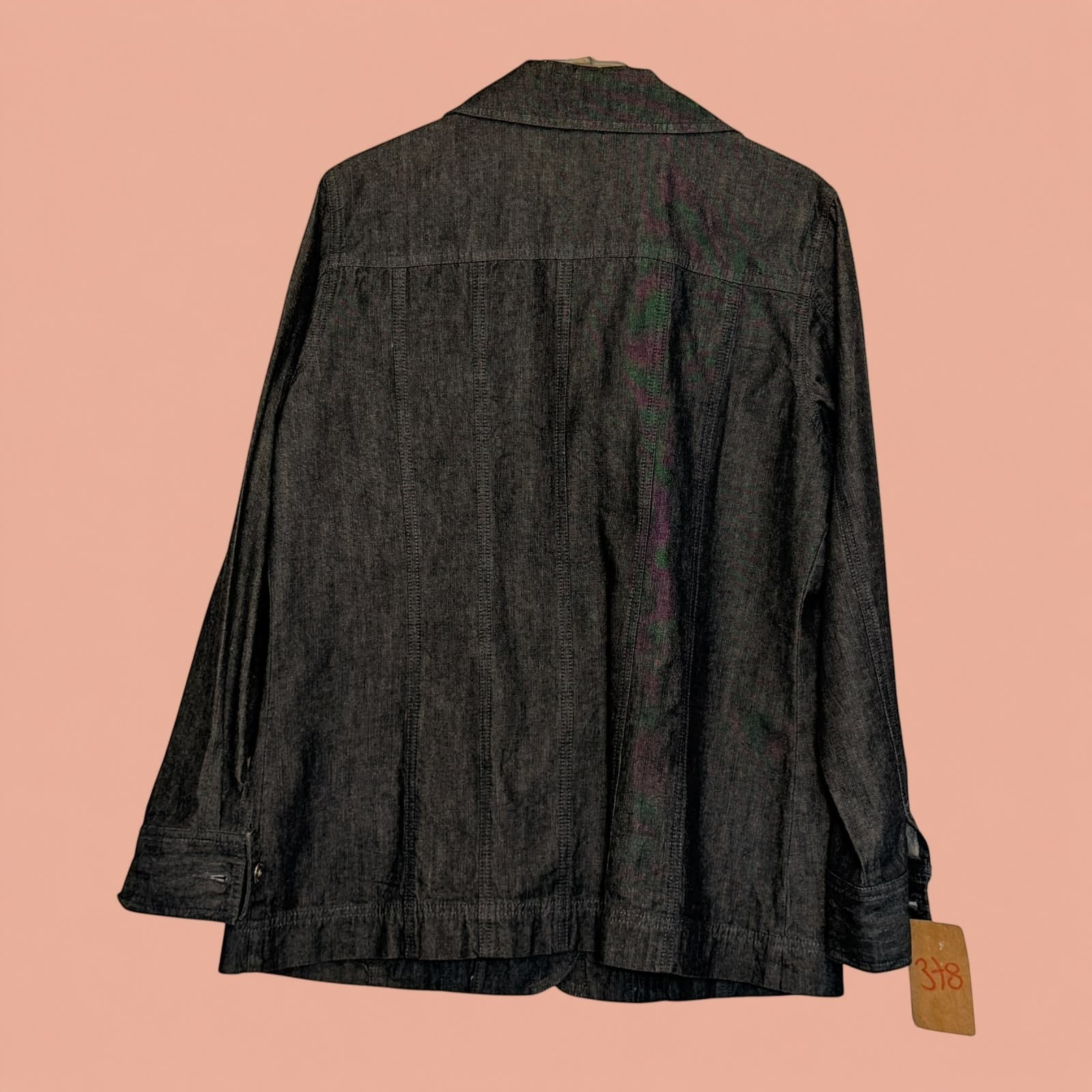 Vista trasera de blazer de mezclilla oscuro de segunda mano de la marca Tuclosetrenovado.cl con etiqueta de precio