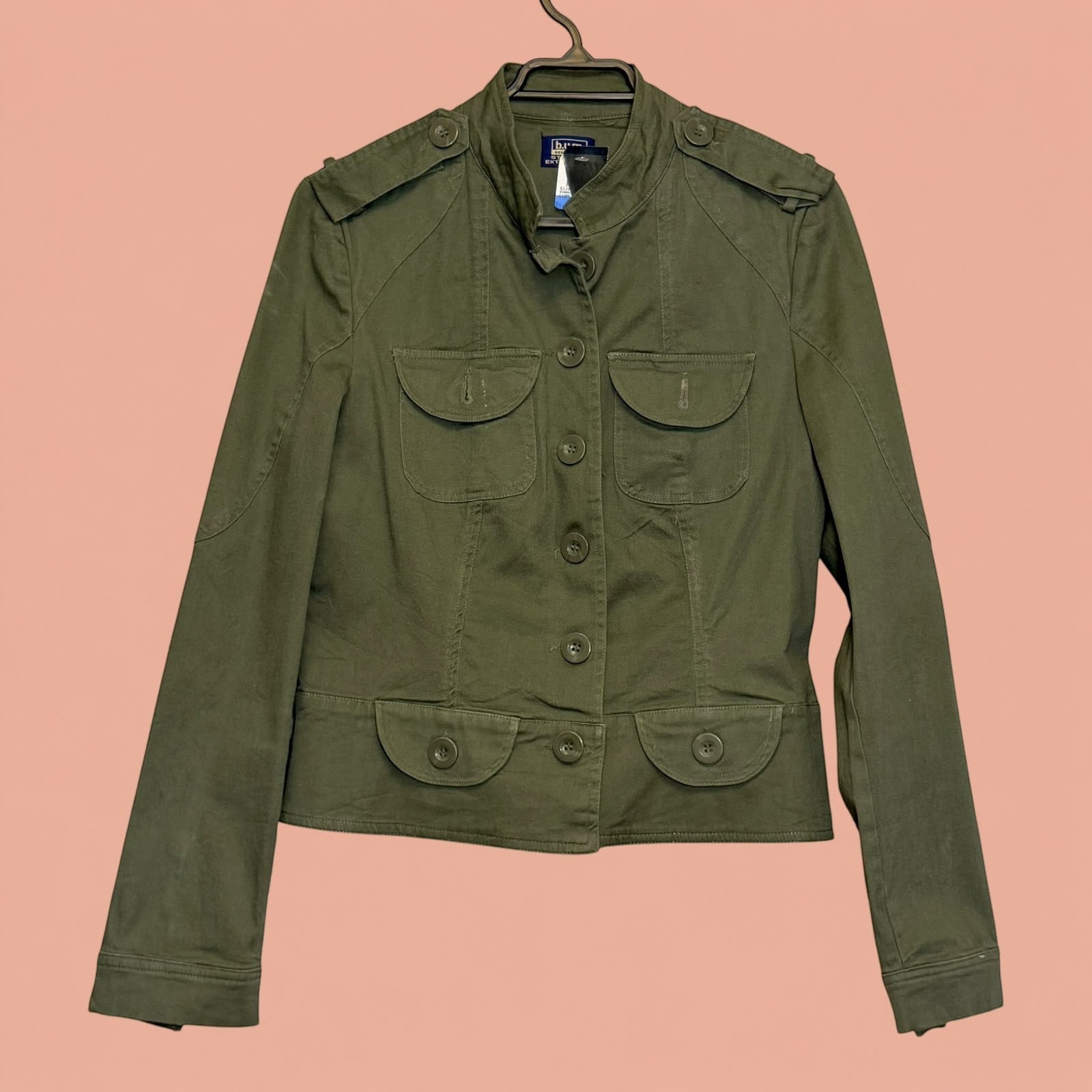 Blazer militar verde oliva de segunda mano de Tuclosetrenovado.cl con bolsillos frontales y cierre de botones