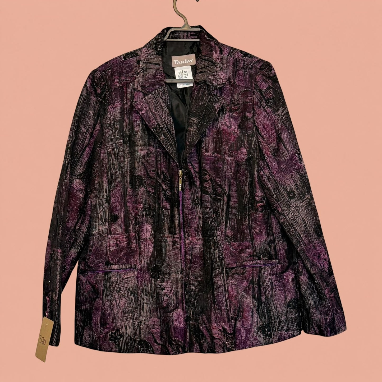 Blazer de segunda mano Tuclosetrenovado.cl en color morado y negro con estampado abstracto y cierre frontal