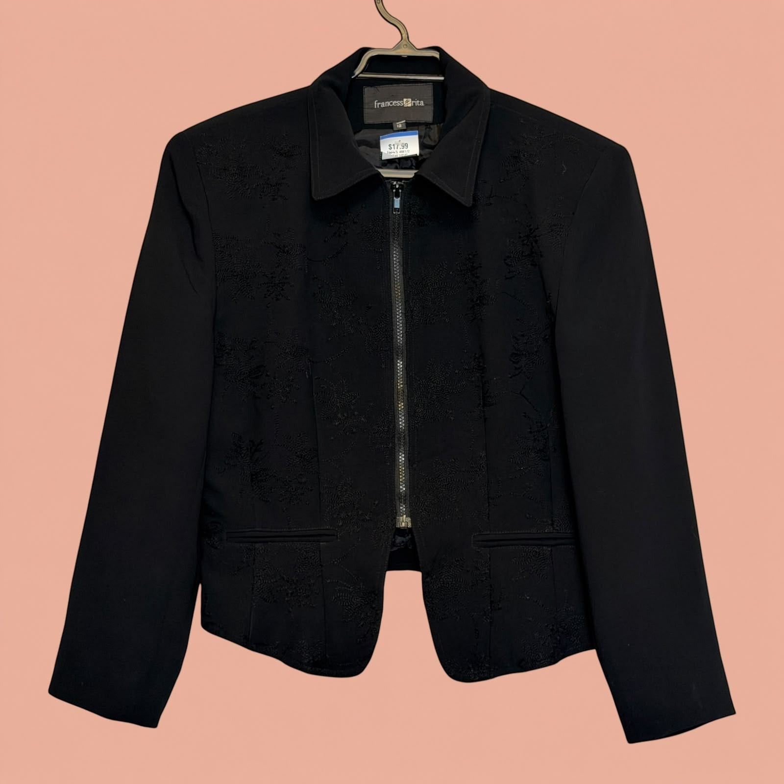 Blazer negro de segunda mano Tuclosetrenovado.cl con cierre frontal y detalles bordados sutiles en la tela.