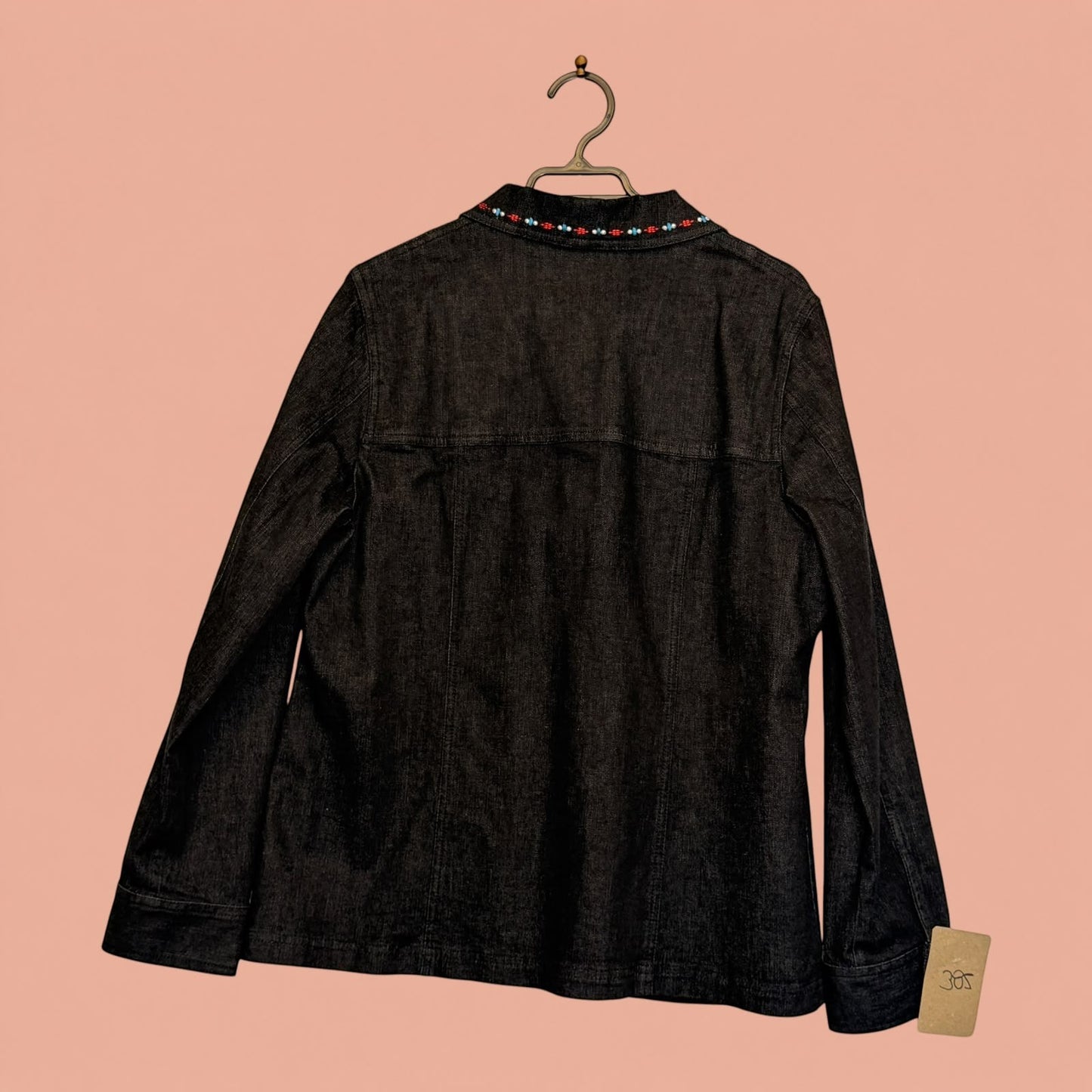 Blazer negro de segunda mano de Tuclosetrenovado.cl con detalle bordado colorido en el cuello, vista trasera.