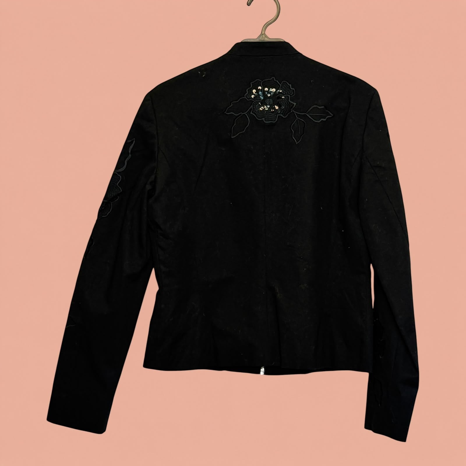 Blazer negro de segunda mano de Tuclosetrenovado.cl con detalle de bordado floral y pedrería en la espalda