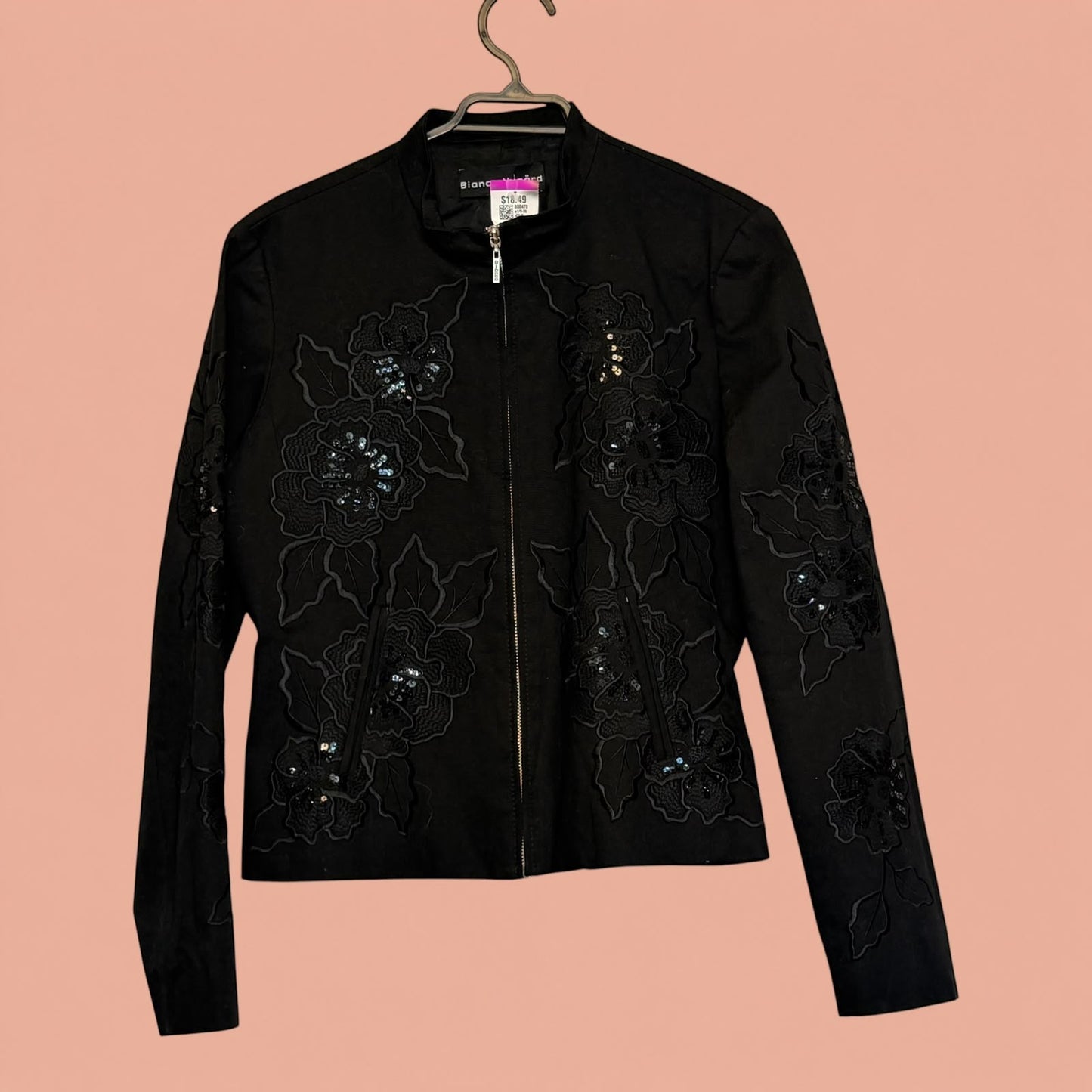 Blazer negro de segunda mano Tuclosetrenovado.cl con bordados florales y detalles de lentejuelas en el frente
