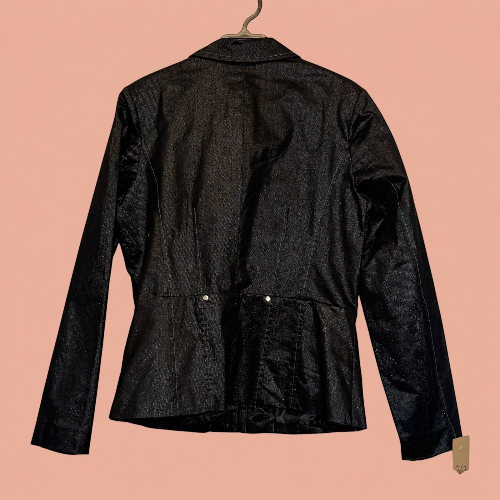 Blazer negro de segunda mano Tuclosetrenovado.cl con acabado brillante y detalle de botones metálicos en la espalda