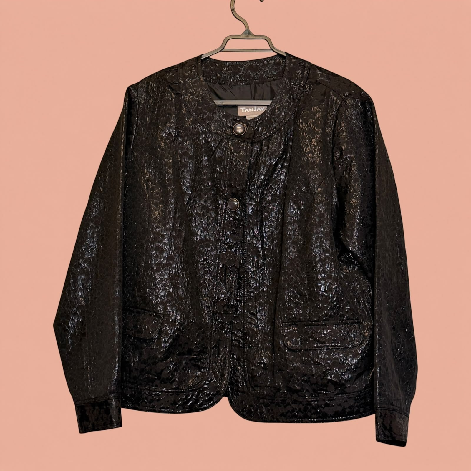 Blazer negro de segunda mano de Tuclosetrenovado.cl con textura brillante y cierre frontal de botones